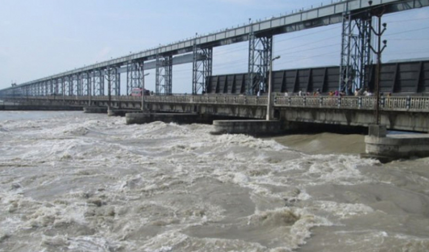महाकाली नदीमे पानीके बहाव बढेपाछे बनबासा पुलम चारपाङ्ग्रे सवारी आवागमन बन्द